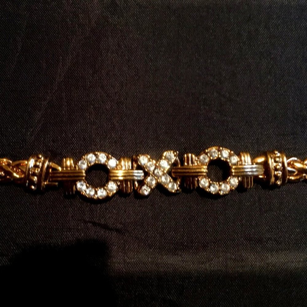 SWAROVSKI CRYSTAL PAVE' SETTING. X-O DESIGN GOLD TONE BRACELET. TIMELESS.
